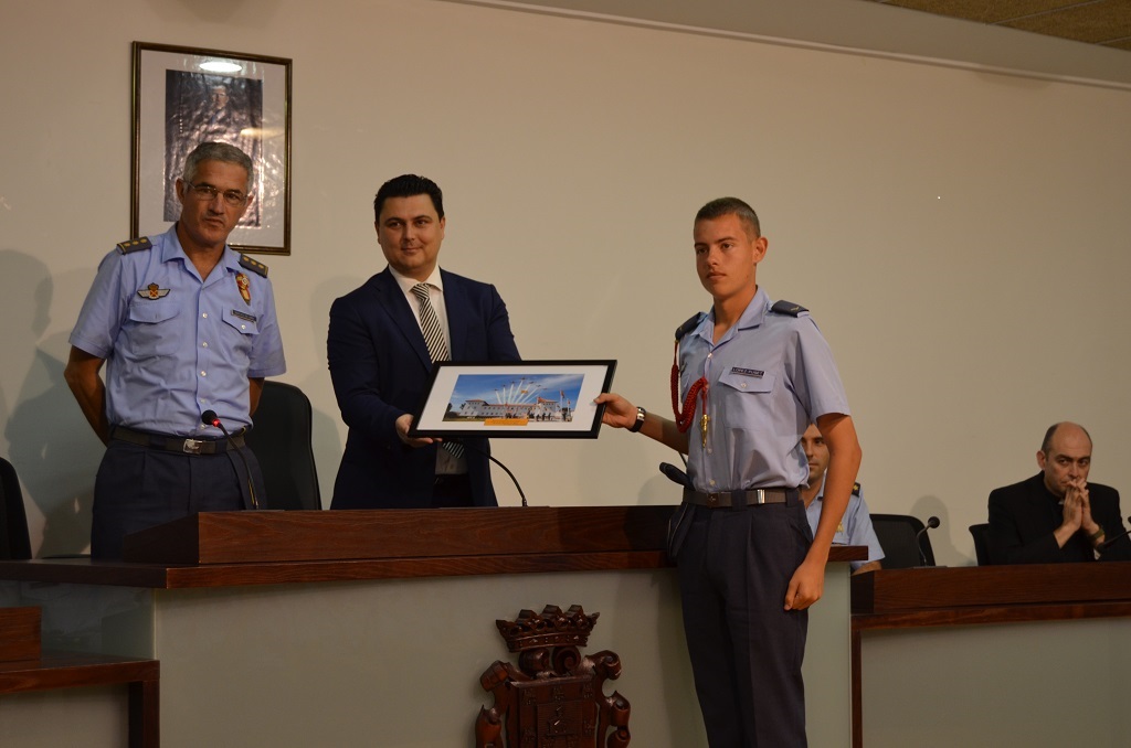 EL ALCALDE DE SAN JAVIER DECLARA “VECINOS” A LOS 114 ALUMNOS DE NUEVO INGRESO DE LA ACADEMIA GENERAL DEL AIRE EN SU VISITA OFICIAL AL MUNICIPIO.