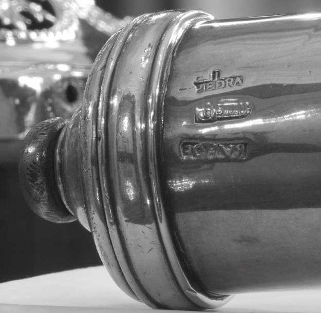 PLATA CON MARCHAMO CORUÑÉS • UN CENTENAR DE PLATEROS TRABAJARON EN A CORUÑA A LO LARGO DEL SIGLO XVIII EN OBRADORES DE LOS QUE SALIERON CUANTIOSAS PIEZAS MARCADAS CON LA TORRE DE HÉRCULES