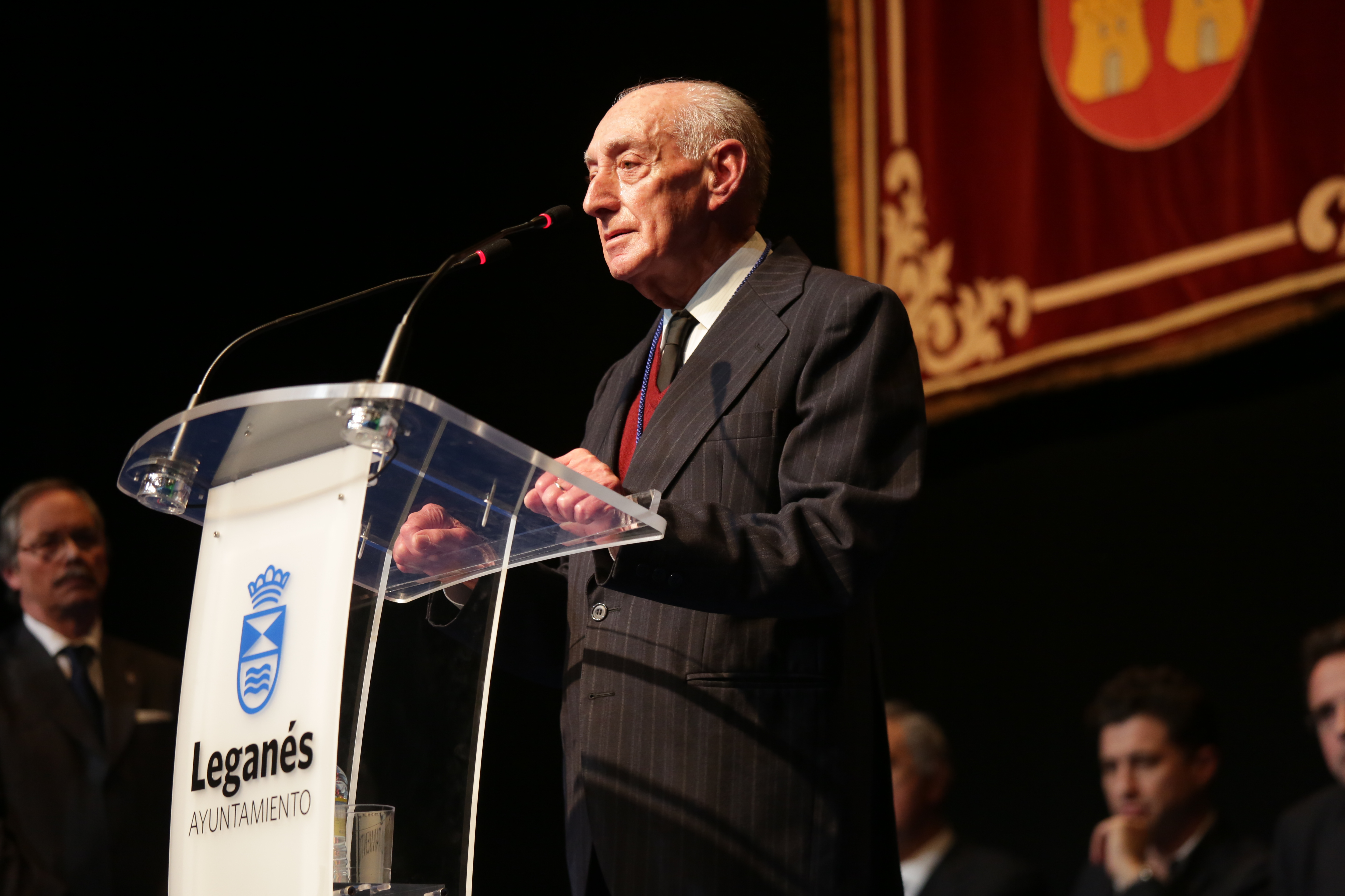 LEGANÉS ENTREGA LAS MEDALLAS DE LA CONSTITUCIÓN AL ATLÉTICO TRABENCO, A LA CASA DE CASTILLA LA MANCHA Y AL ALCALDE REPUBLICANO PEDRO GONZÁLEZ GONZÁLEZ.