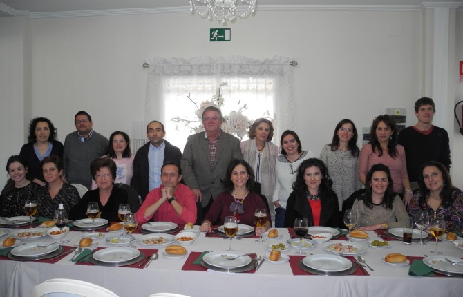 ALMUERZO DE LOS MAESTROS DEL COLEGIO “SANTIAGO APÓSTOL” DE VALDEPEÑAS DE JAÉN, QUE DIRIGE EL CRONISTA OFICIAL JUAN INFANTE MARTÍNEZ