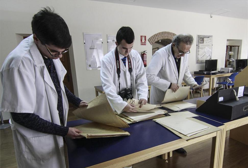 CÁCERES PROTEGE CON ESCUDOS TECNOLÓGICOS SUS TESOROS MEDIEVALES • EL ARCHIVO HISTÓRICO MUNICIPAL, CON 23.000 FONDOS INVENTARIADOS EN DIEZ AÑOS DE TRABAJO, INICIA OTRO PROCESO PRIMORDIAL: SU DIGITALIZACIÓN