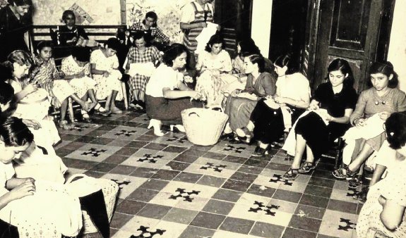 EL HAMBRE QUE EN LA GUERRA QUITARON LOS CUÁQUEROS • FOTOS INÉDITAS RECOGEN SU LABOR EN DOS CENTROS, EL REPARTO EN LOS COLEGIOS DE MIL DESAYUNOS DIARIOS Y LA LLEGADA DE TONELADAS DE COMIDA DESDE EE UU