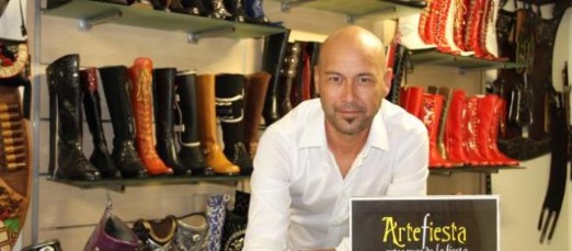 ADIÓS A LOS ZAPATEROS DE LA FIESTA • EL TALLER FAMILIAR ARTEFIESTA CIERRA TRAS 35 AÑOS FABRICANDO CALZADO PARA LAS CELEBRACIONES LOCALES