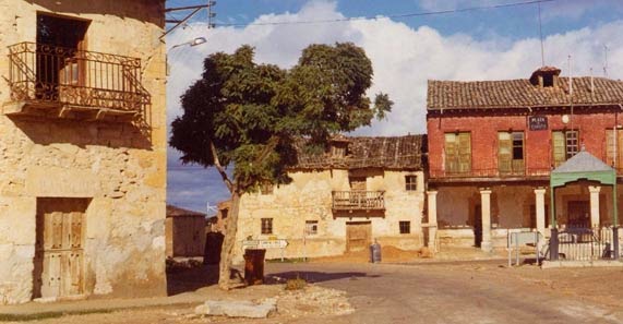 LA PLAZA DE ESPAÑA DE FUESTELCÉSPED
