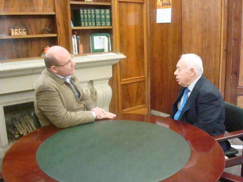 EL ALCALDE RECIBE AL CRONISTA OFICIAL DE LA CIUDAD Y DE LA PROVINCIA DE JAÉN