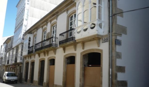 EL CRONISTA OVICIAL DE VIVEIRO (LUGO) PROPONE DEDICAR PARTE DE LA CASA DE CALVO SOTELO A MARUJA MALLO