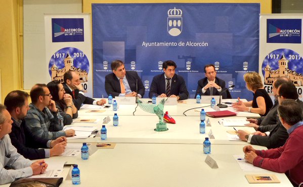 EL INSTITUTO DE ESTUDIOS HISTÓRICOS DEL SUR DE MADRID, EL AYUNTAMIENTO DE ALCORCÓN , VARIAS ENTIDADES VECINALES Y RELIGIOSAS, Y EL MARQUESADO DE VALDERAS, COMPONEN LA COMISIÓN QUE ANOCHE SE CREÓ PARA CELEBRAR EL CENTENARIO DE LOS CASTILLOS DE VALDERAS