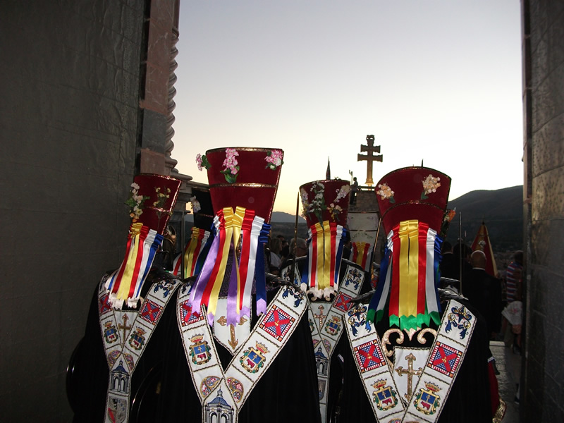 LA COMPAÑÍA DE ARMAOS DE LA VERA CRUZ DE CARAVACA PRESENTA UN HIMNO-MARCHA EN SUS II JORNADAS CULTURALES