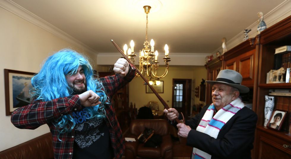 LORENZO DA LA ALTERNATIVA AL JOVEN ADRIÁN EN LAS ALPUXARRADAS • «LA GENTE DE VIVEIRO SE MOJA BIEN EN CRÍTICA SOCIAL Y POLÍTICA», DICE EL VETERANO MAESTRO DE CEREMONIAS, DE 87 AÑOS