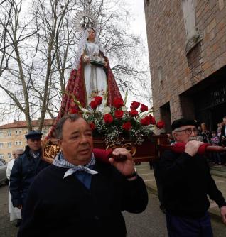 LA PATRONA DEL NODO NAVEGA A HOMBROS • EL TIEMPO RESPETA LA PROCESIÓN DE LA VIRGEN DE LAS MAREAS, ANULADA EN 2015 POR AMENAZA DE LLUVIA, QUE CONTÓ CON DECENAS DE DEVOTOS PARA ENTONAR LA «SALVE MARINERA»