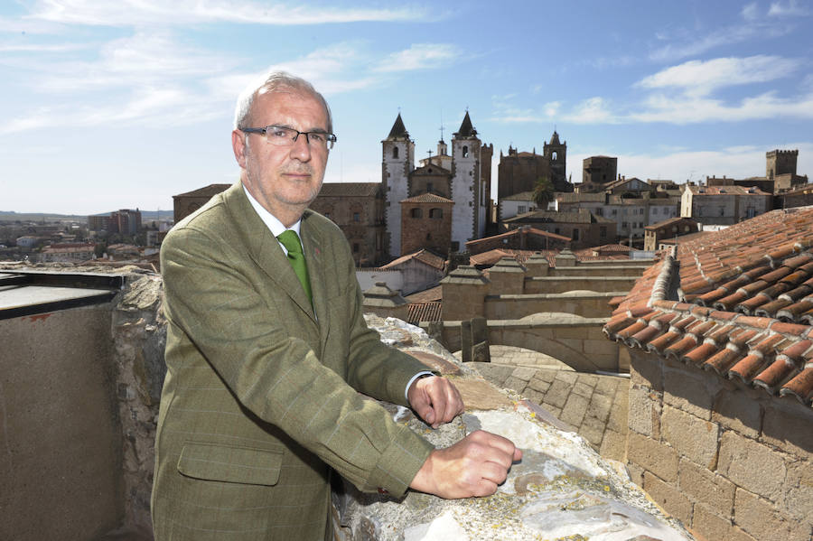 EL CRONISTA OFICIAL DE CÁCERES, SANTOS BENÍTEZ PREGONARÁ LA SEMANA SANTA, QUE LLEGA CON DOS IMÁGENES RESTAURADAS