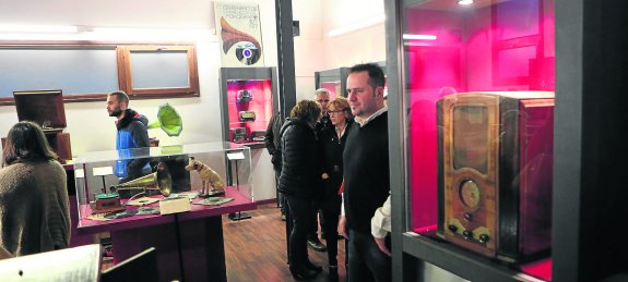 BIMENES (ASTURIAS) REABRE LA CASA DE LES RADIOS, QUE PODRÁ VERSE LOS FINES DE SEMANA • EL EQUIPAMIENTO ALBERGA UNA COLECCIÓN CON MEDIO MILLAR DE APARATOS Y ACOGE EN LA ACTUALIDAD UN PLATÓ DE TELEVISIÓN