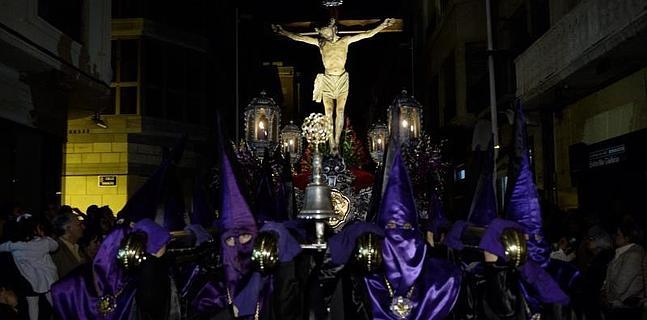 REFUGIO EN LA NOCHE MÁS OSCURA • LOS CÁNTICOS DE LAS CORALES ACOMPAÑAN LA PROCESIÓNDEL SILENCIO A LO LARGO DE CALLES Y PLAZAS TENEBROSAS
