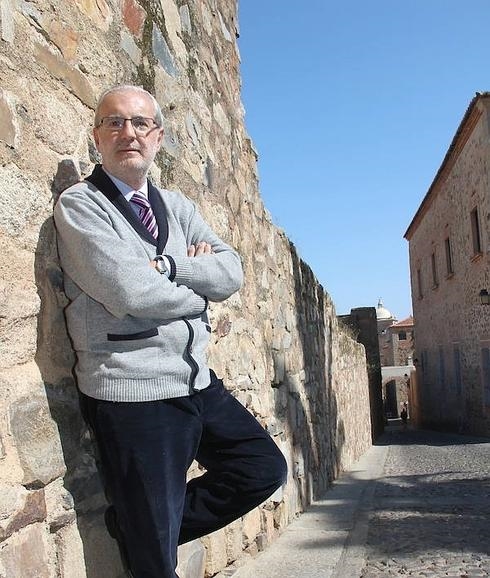 SANTOS BENÍTEZ, CRONISTA OFICIAL DE CÁCERES, PREGONARÁ LA SEMANA SANTA, QUE LLEGA CON DOS IMÁGENES RESTAURADAS