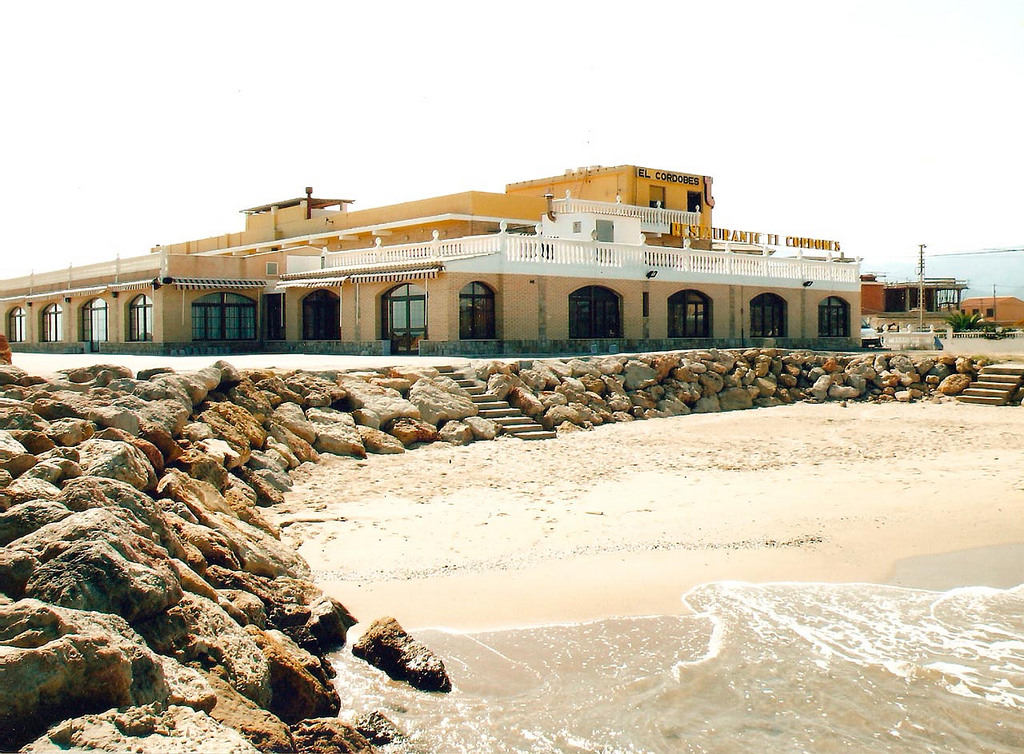 UN GUARDIA CIVIL DE BAJA SALVA LA VIDA DE UN NIÑO DE CUATRO AÑOS EN UNA PLAYA DE CULLERA (VALENCIA) • EL PEQUEÑO SE ESTABA AHOGANDO CUANDO EL AGENTE, QUE TIENE UN BRAZO INMOVILIZADO, LOGRÓ SACARLO DEL AGUA