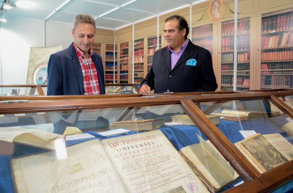 TESOROS DEL SIGLO XVIII EN LA FERIA DEL LIBRO DE BADAJOZ • UNA EXPOSICIÓN BIBLIOGRÁFICA LLEVA HASTA SAN FRANCISCO 47 EJEMPLARES DE LA BIBLIOTECA DE LA SOCIEDAD DE AMIGOS DEL PAÍS