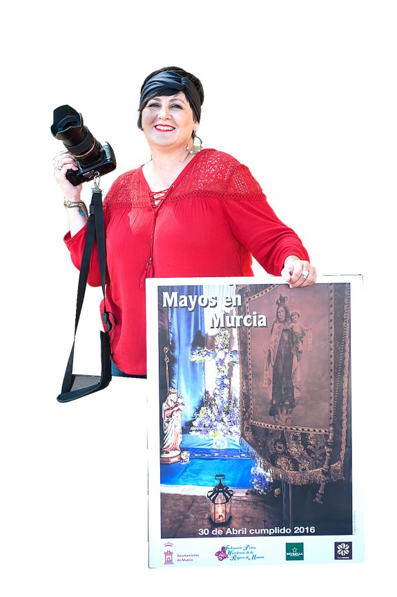 ANA BERNAL, FOTÓGRAFA Y AUTORA DEL PRIMER CARTEL DE LA FIESTA DE LOS MAYOS: «HAY QUE RESTAURAR EL PATRIMONIO DE LA HUERTA Y NO ENTUBAR MÁS ACEQUIAS»