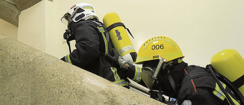 SALVADORES DEL PATRIMONIO • BOMBEROS DE TODA ESPAÑA ESTUDIAN EN CÁCERES CÓMO PROTEGER LAS OBRAS DE ARTE • TRAS HACER INTERVENCIONES EN LA CONCATEDRAL, PALACIO DE LA ISLA Y LA FUNDACIÓN MERCEDES CALLES, HOY HARÁN UN GRAN SIMULACRO EN EL AYUNTAMIENTO