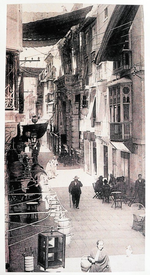 «CUBRID LA TRAPERÍA CON PAÑOS SEGÚN SE ACOSTUMBRA» • DESDE HACE SEIS SIGLOS, CUANDO MENOS, LOS TOLDOS MITIGABAN LA SOLANERA EN EL CENTRO DE MURCIA A PARTIR DEL CORPUS