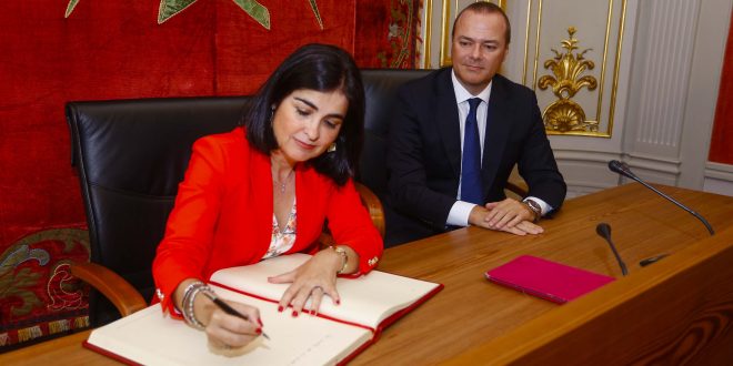 EL ALCALDE Y LA CORPORACIÓN DE LAS PALMAS DAN LA BIENVENIDA A LA MESA DEL PARLAMENTO DE CANARIAS EN SU PRIMERA REUNIÓN EN LAS CASAS CONSISTORIALES