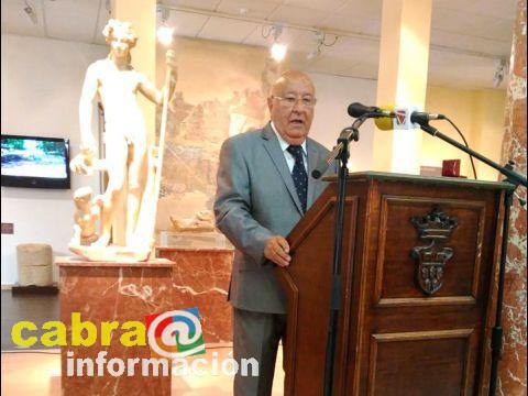 JULIÁN GARCÍA GARCÍA, CRONISTA OFICIAL DE CABRA (CÓRDOBA), RECIBE LA INSIGNIA DE ORO DE LA ASOCIACIÓN PROVINCIAL DE MUSEOS LOCALES