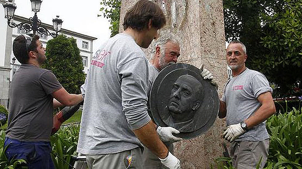 OVIEDO REVISARÁ ESTE AÑO SU CALLEJERO PARA CUMPLIR LA LEY DE LA MEMORIA HISTÓRICA • EL AYUNTAMIENTO DECIDIRÁ EN LOS PRÓXIMOS MESES QUÉ PROPUESTAS TOMA DE UN INFORME RECIÉN ELABORADO POR LA COMISIÓN CREADA EL AÑO PASADO, PERO EL ALCALDE YA DA POR HECHO QUE HABRÁ CAMBIOS