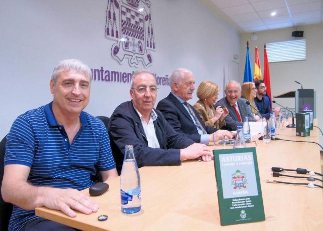 LEIRADO: «LOS TÚMULOS DE LA PASERA SE DEBEN PROTEGER» • UN GRUPO INTERDISCIPLINAR PRESENTA EN NOREÑA LA GUÍA DEL CONCEJO EDITADA POR EL REAL INSTITUTO DE ESTUDIOS ASTURIANOS