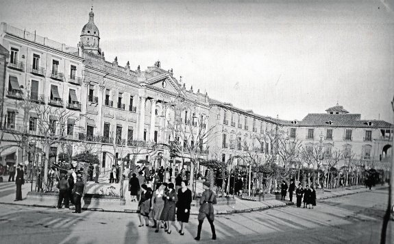 EL DÍA EN QUE EL PENDÓN ONDEÓ EN LA GLORIETA • LA CELEBRACIÓN DEL VII CENTENARIO DEL CONCEJO, HACE AHORA MEDIO SIGLO, RECOGIÓ DIVERSAS PROPUESTAS, COMO LA APERTURA DE LA CALLE JAIME I EL CONQUISTADOR