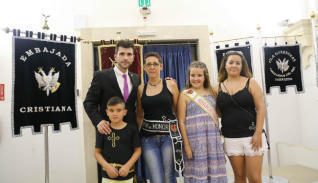 EMBAJADORES DE BANDERA • LOS CABALLEROS DEL REY FERNANDO ESTRENAN UN PENDÓN QUE SALDRÁ A LA CALLE CADA OCHO AÑOS