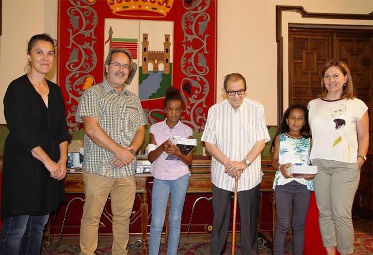 HERMINIO RAMOS, CRONISTA OFICIAL DE ZAMORA, ENTREGA MATERIAL ESCOLAR PARA LOS NIÑOS DEL SÁHARA
