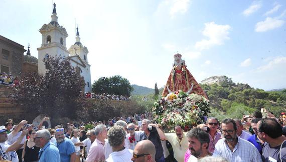 LA VIRGEN DE LA FUENSANTA  VUELVE A CASA JUNTO A MILES DE DEVOTOS QUE LA ACOMPAÑAN HASTA SU SANTUARIO EN EL MONTE PARA PONER FIN A LA FERIA DE MURCIA