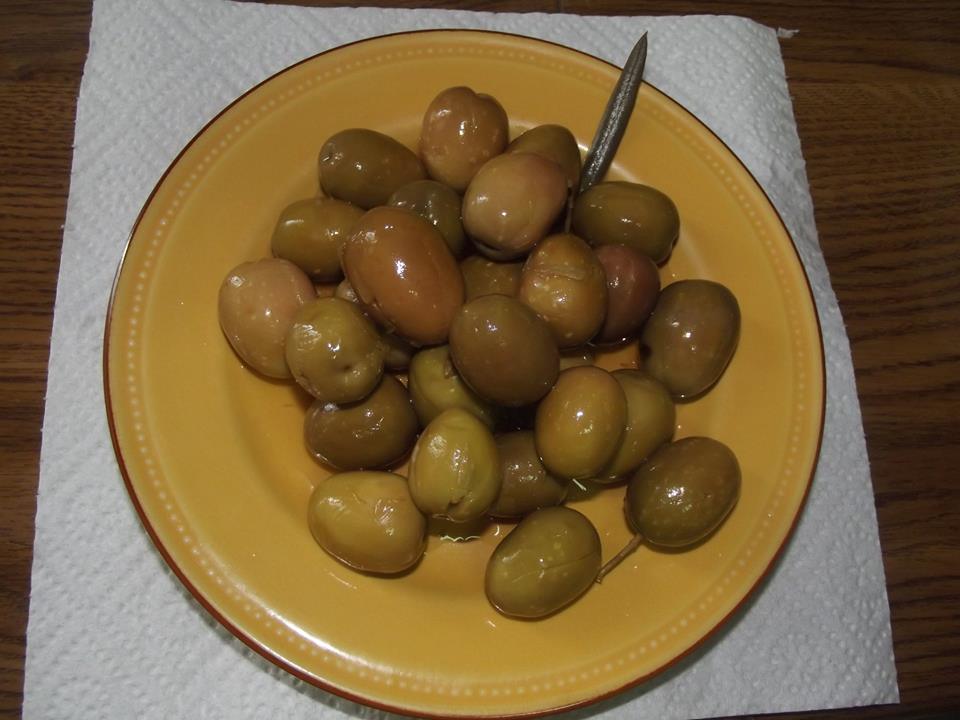 «ECHAR», QUE ES ALIÑAR, LAS ACEITUNAS