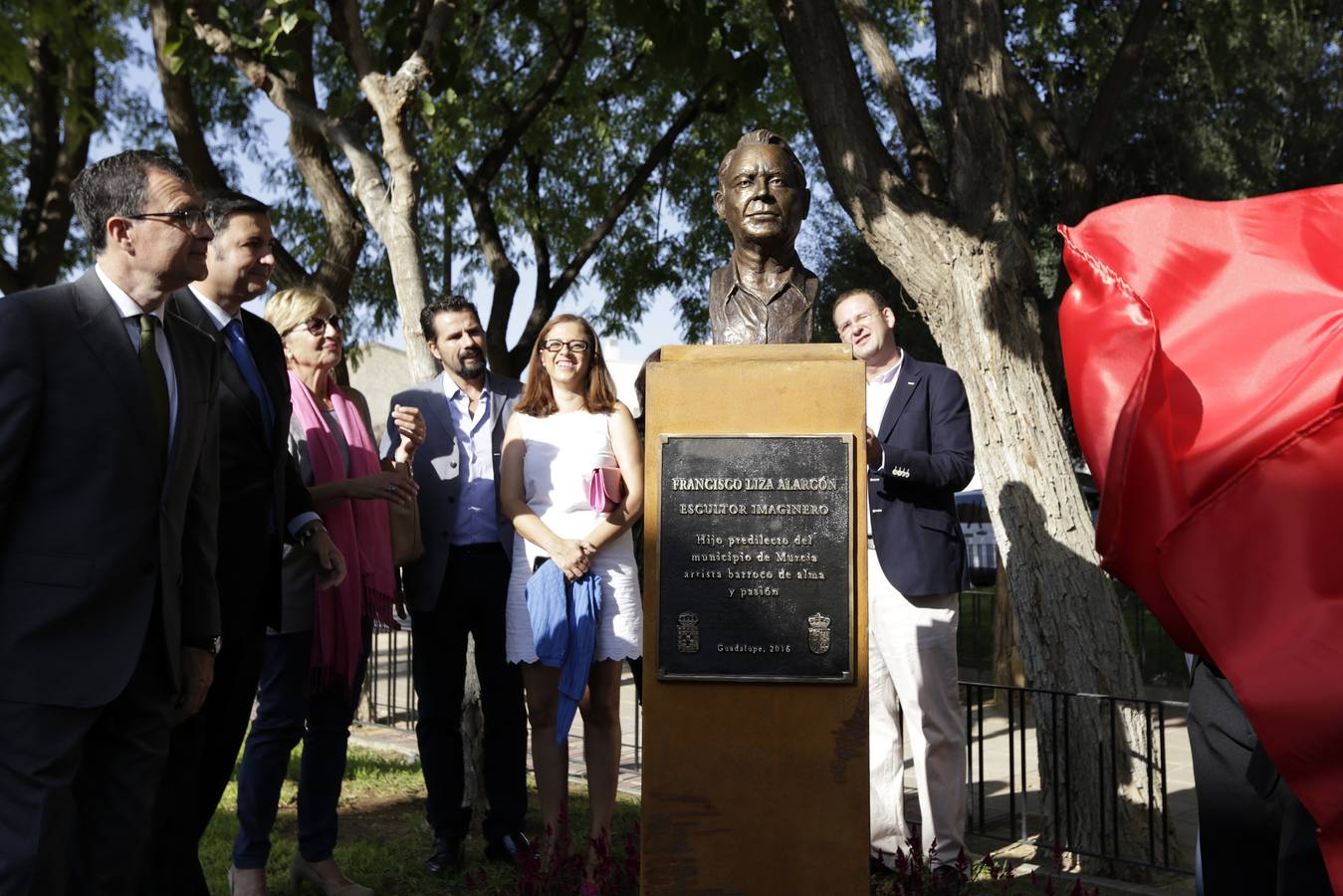 GUADALUPE RINDE HOMENAJE AL ESCULTOR FRANCISCO LIZA • DESCUBREN UNA PLACA CONMEMORATIVA EN LA FACHADA DE LA CASA DONDE EL ARTISTA TENÍA SU TALLER Y UN BUSTO EN EL JARDÍN DEL CENTRO CULTURAL, DONDE SE INAUGURÓ LA EXPOSICIÓN DEDICADA A SU OBRA