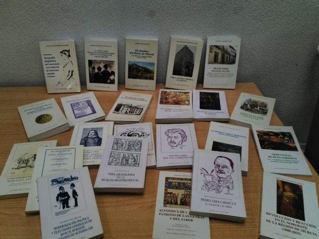 EL CRONISTA OFICIAL DONA VARIOS DOCUMENTOS Y COLECCIONES DE LIBROS AL AYUNTAMIENTO DE CEHEGÍN (MURCIA)