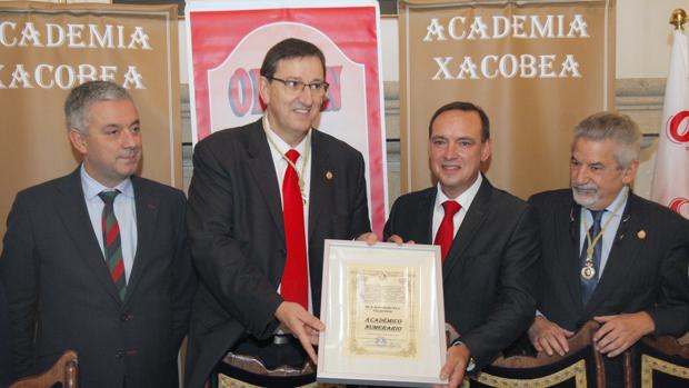 NOVELAR EL CAMINO DE SANTIAGO TENDRÁ PREMIO • LA NUEVA ACADEMIA XACOBEA QUE DIRIGE XESÚS PALMOU Y LA XUNTA SE ASOCIAN PARA IMPULSAR LA NARRATIVA DE LA PEREGRINACIÓN