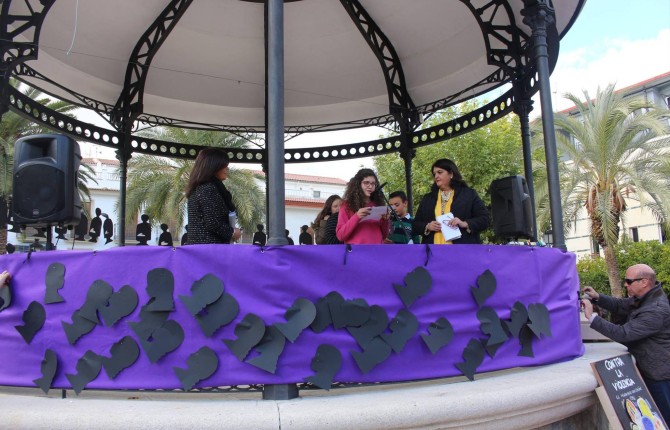 MANCHA REAL (JAÉN): UN PUEBLO UNIDO PARA GRITAR “NO” A LA VIOLENCIA MACHISTA • POLÍTICOS, ESTUDIANTES Y COLECTIVOS SE REÚNEN EN LA PLAZA DE LA CONSTITUCIÓN