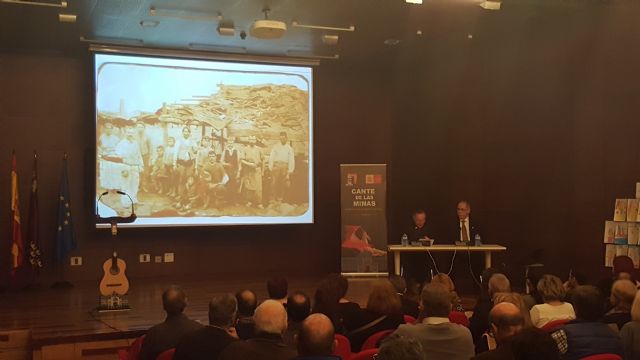 RECUERDO EMOCIONANTE EN LA PRESENTACIÓN DEL LIBRO «MINERALES DE LA UNIÓN» (OBRA PÓSTUMA), DE LUIS MARIANO MUELAS ESPINOSA