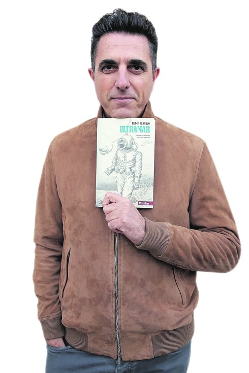 RUBÉN SANTIAGO AUTOR DE ‘ULTRAMAR’: «¿SE IMAGINA QUÉ PENSABA EL CAPITÁN DEL ‘TITANIC’ CUANDO SE HUNDÍA?»