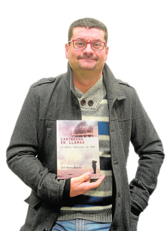 JOSÉ IBARRA. ESCRITOR E HISTORIADOR, PRESENTA SU LIBRO ‘CARTAGENA EN LLAMAS’: «HABÍA UN HUECO POR LLENAR EN LA HISTORIA DE CARTAGENA Y DECIDÍ ABORDARLO»