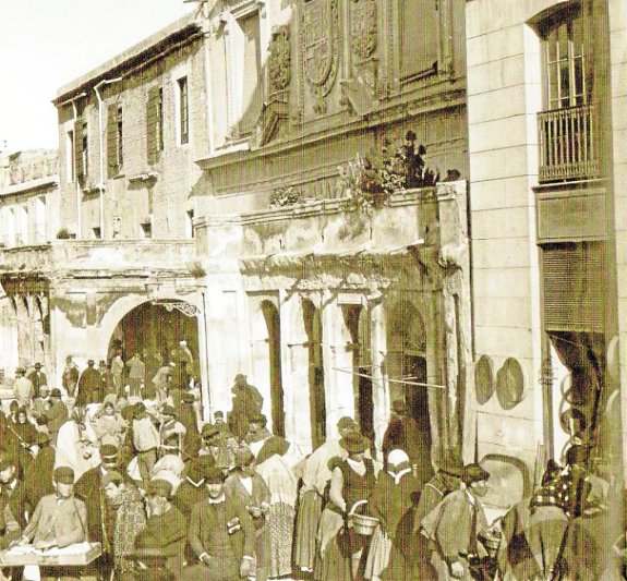 ¿QUÉ SIMBOLIZA LA POPULAR MATRONA DEL ALMUDÍ? • DOS ÁNGELES CON FILACTERIAS QUE EVOCAN LA CARIDAD Y UN EXTRAÑO PELÍCANO QUE CORONA EL RELIEVE DOTAN DE MISTERIO A LA MURCIANA ALEGORÍA