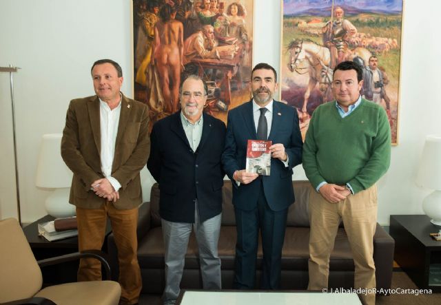 EL ROTARY CLUB DE CARTAGENA PRESENTA AL ALCALDE EL LIBRO CANTON Y LIBERTAD, DEL QUE ES AUTOR EL CRONISTA OFICIAL FRANCISCO JOSE FRANCO