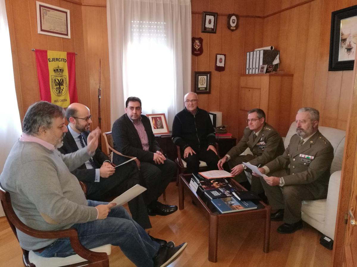 EL JURADO DEL CONCURSO LITERARIO ‘CARTA A UN MILITAR ESPAÑOL’ COMPUESTO, ENTRE OTROS, POR EL CRONISTA OFICIAL DE LA CIUDAD DE CUENCA, MIGUEL ROMERO SAIZ, SE REÚNE PARA DELIBERAR LOS GANADORES