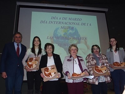 EL AYUNTAMIENTO DE CUENCA RECONOCE Y PREMIA LA LABOR DE CINCO MUJERES