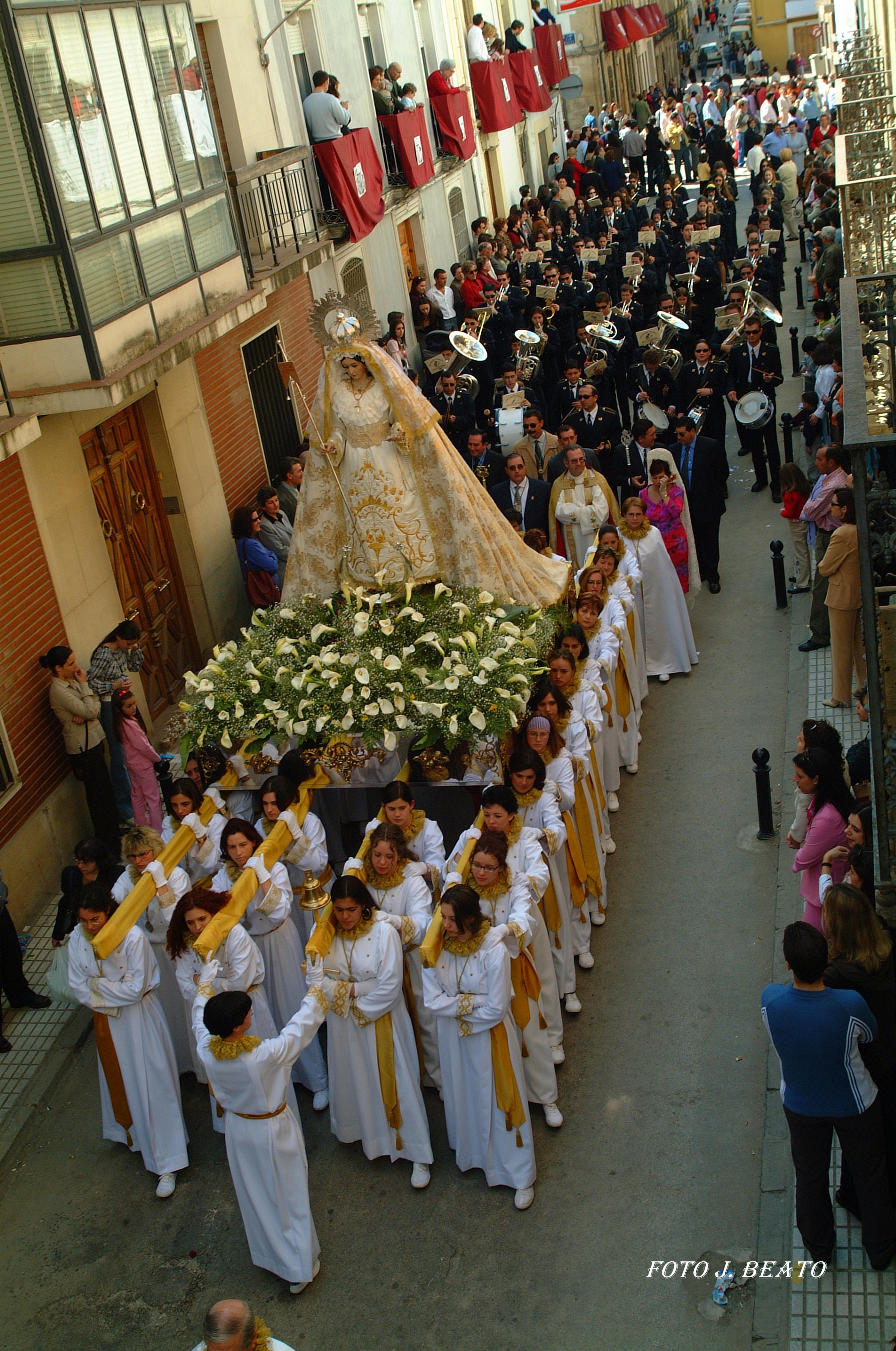 LA   COFRADÍA DE LA VIRGEN DEL ROSARIO. LA IMAGEN PROCESIONA  JUNTO AL RESUCITADO.