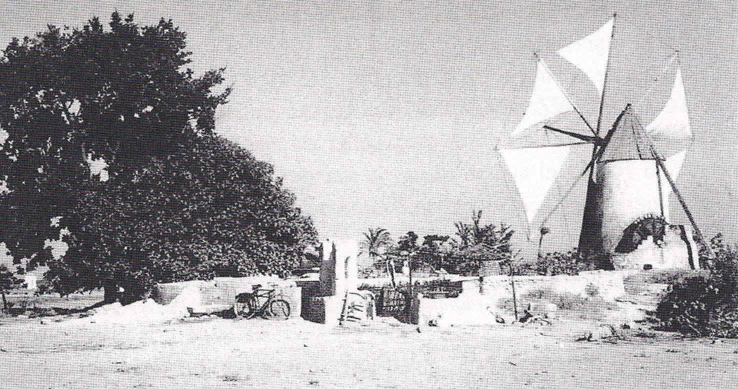 UN MOLINO DE VIENTO CON DOS TORRES