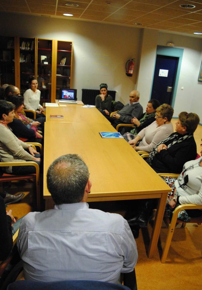 MONTSERRAT DÍEZ: «LA ESCRITURA SIRVE PARA SANAR Y PERDONARSE» • LA PSICÓLOGA DEBATIÓ EN NAVA CON AUTORES Y PACIENTES SOBRE EL EFECTO TERAPÉUTICO DE EXPRESAR LOS SENTIMIENTOS POR ESCRITO