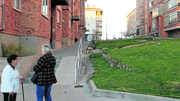 LOS HIJOS DE LA DIÁSPORA • LA PLAZA DEL CENTRO SEGOVIANO DE MADRID, SITUADA EN LA ALBUERA, RECUERDA A QUIENES EMIGRARON A OTROS LUGARES EN BUSCA DE UN FUTURO MEJOR