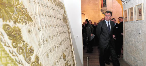 ¿Y EL RESTO DE LOS MANTOS? LA MUESTRA DEL ANIVERSARIO DE LA CORONACIÓN DE LA PATRONA SOLO INCLUYE DOS TERNOS