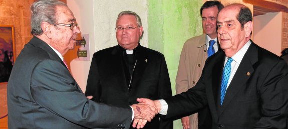 CLEMENTE GARCÍA PRESENTA EL LIBRO ‘FUENSANTA, LA VIRGEN PATRONA DE MURCIA’ SOBRE SU CULTO • EL HISTORIADOR RICARDO MONTES ABUNDA EN LOS ACONTECIMIENTOS QUE LA HAN AFECTADO A LO LARGO DE LA HISTORIA