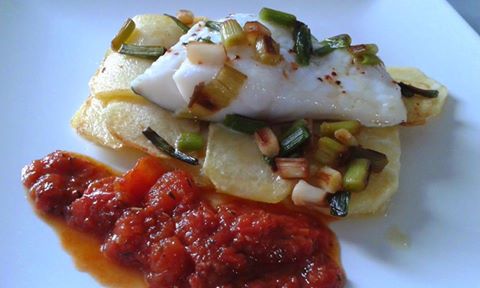 LOMOS DE BACALAO CON AJETES, PISTO Y PATATAS PANADERA